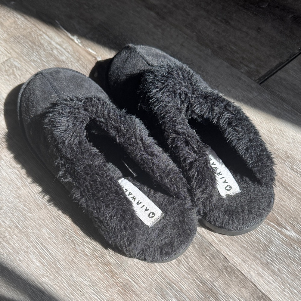 Airwalk Women's Black Fuzzy Slippers